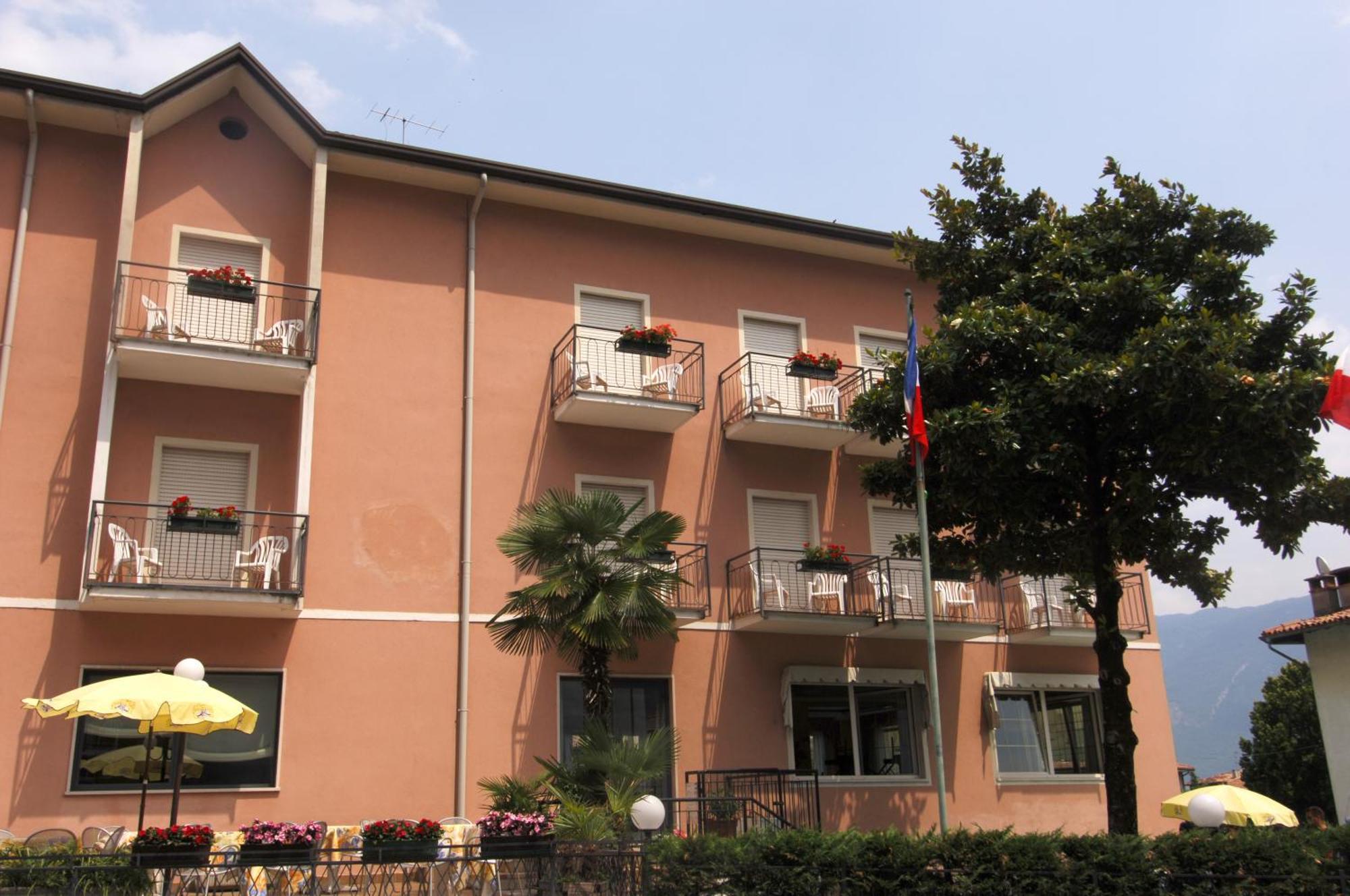 Hotel Alberello Riva del Garda Exterior photo